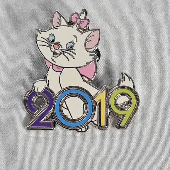 Disney Parks 2019 Mystery Pin Cat. Collectors Pin - Picture 2 of 6